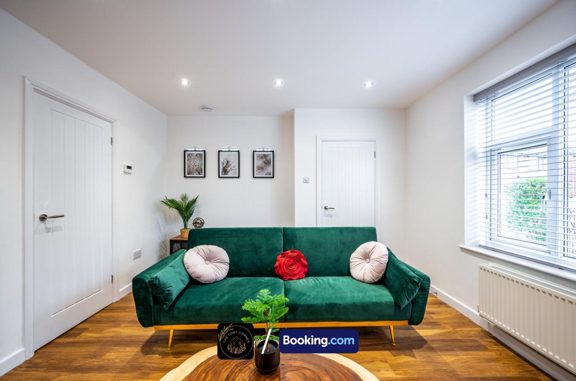 Cosy Corner: 3-Bedroom House with Garden and Free Parking Manchester Exterior photo