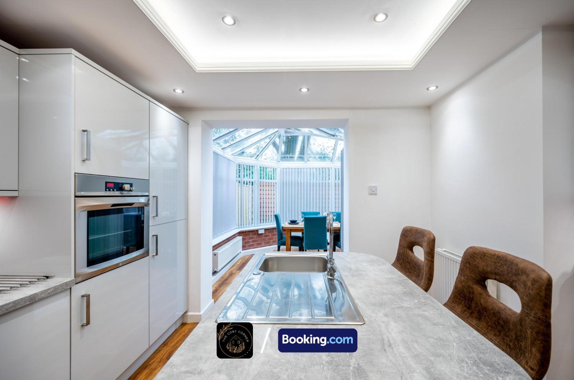 Cosy Corner: 3-Bedroom House with Garden and Free Parking Manchester Exterior photo
