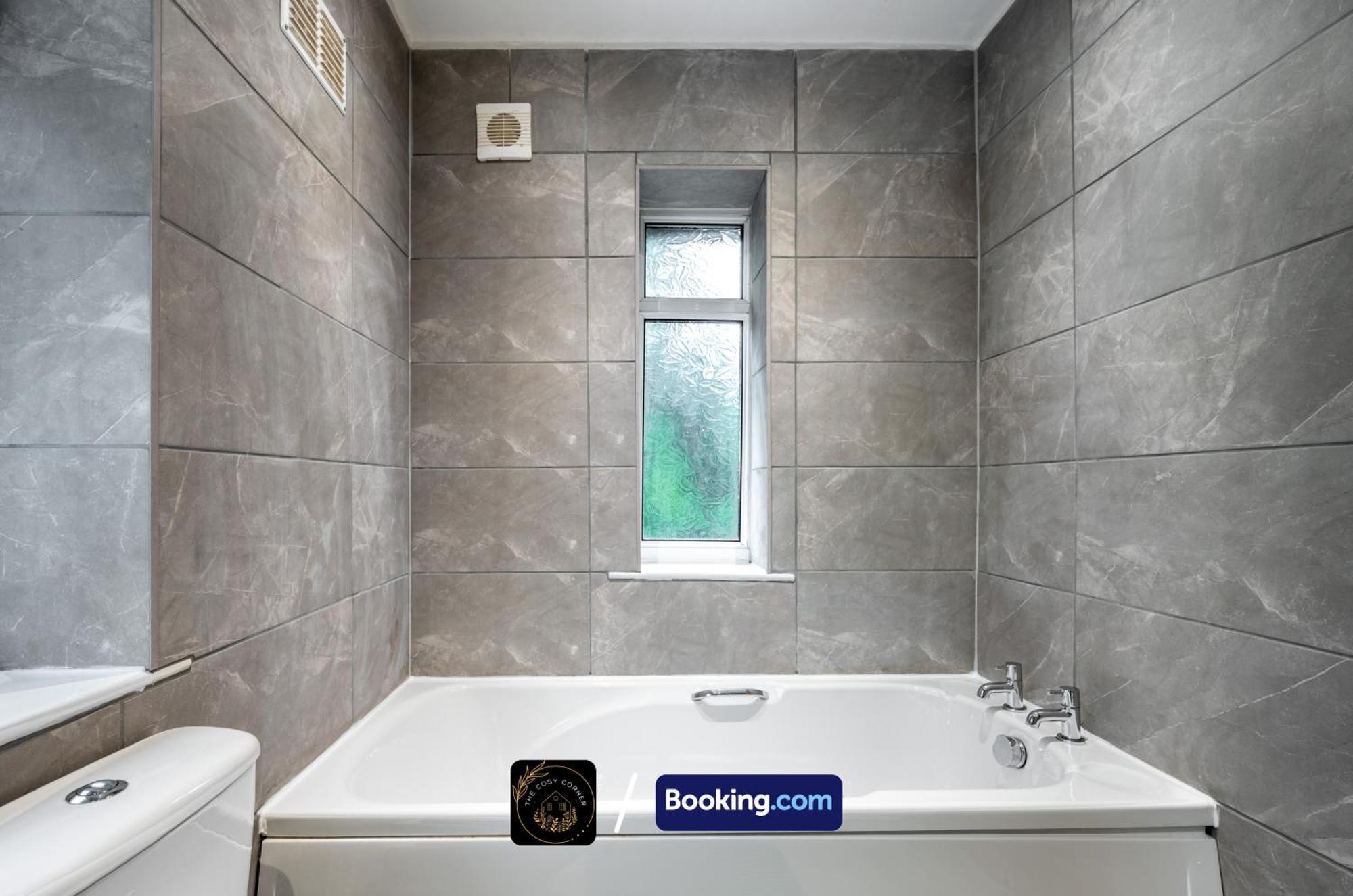Cosy Corner: 3-Bedroom House with Garden and Free Parking Manchester Exterior photo