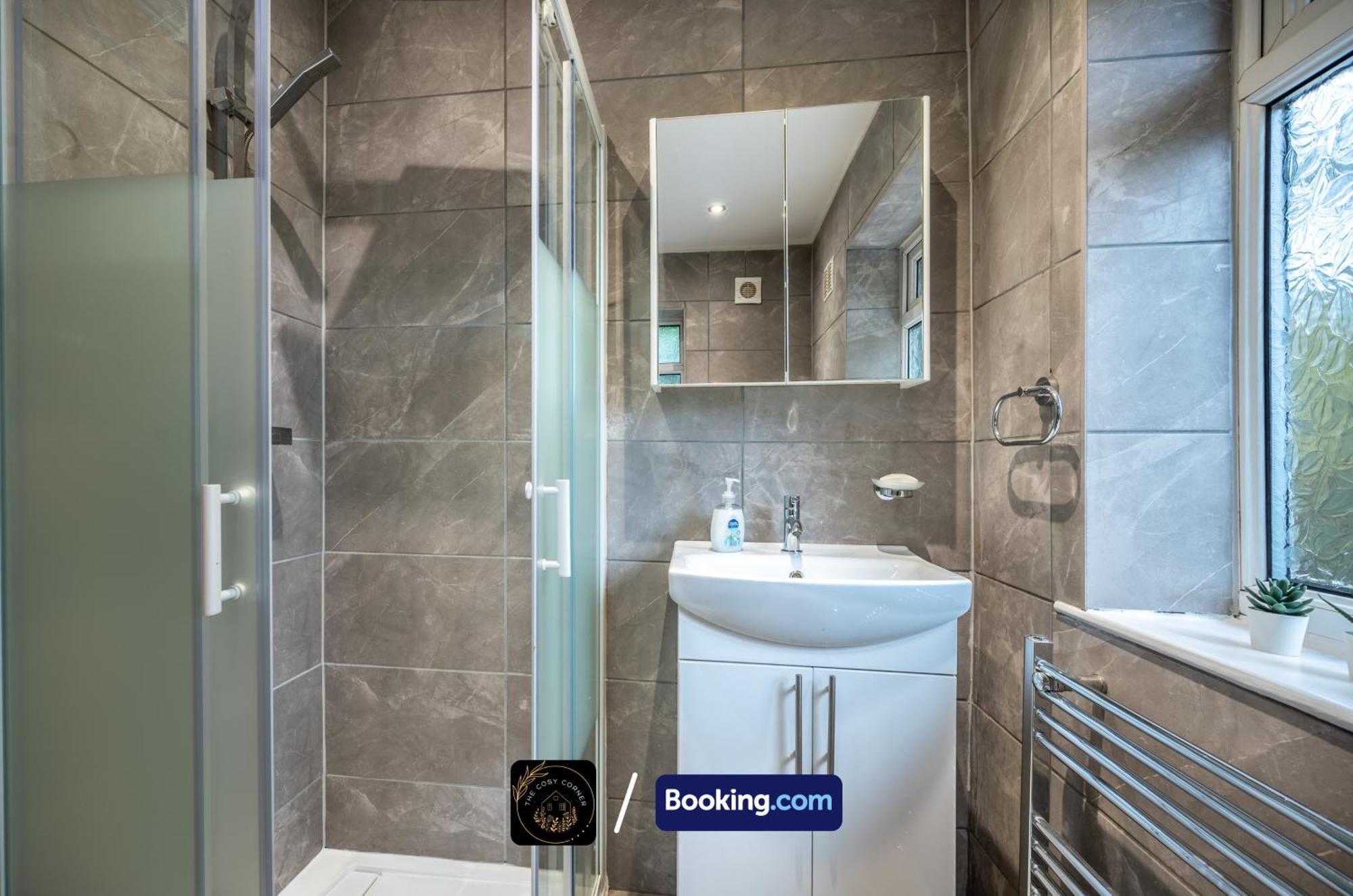 Cosy Corner: 3-Bedroom House with Garden and Free Parking Manchester Exterior photo